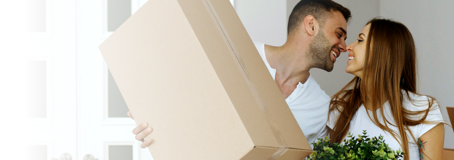 couple qui emménage dans son nouvel appartement