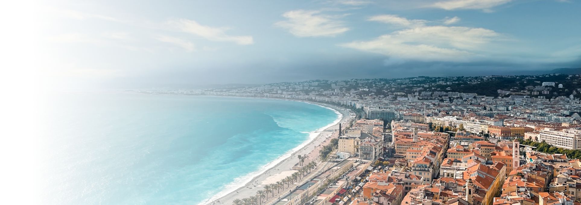 Vue aérienne du bord de mer à Nice illustrant l’assurance de prêt